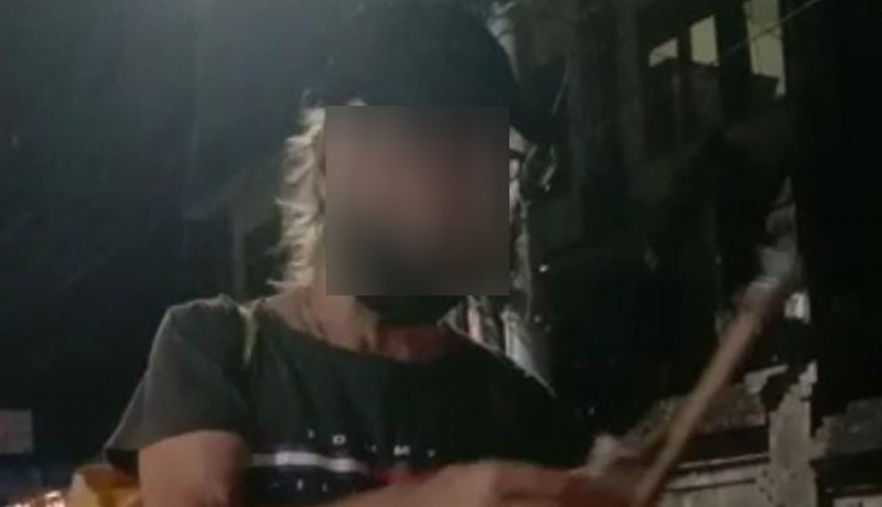 Bule Minta-minta di Kuta Dilacak Satpol PP