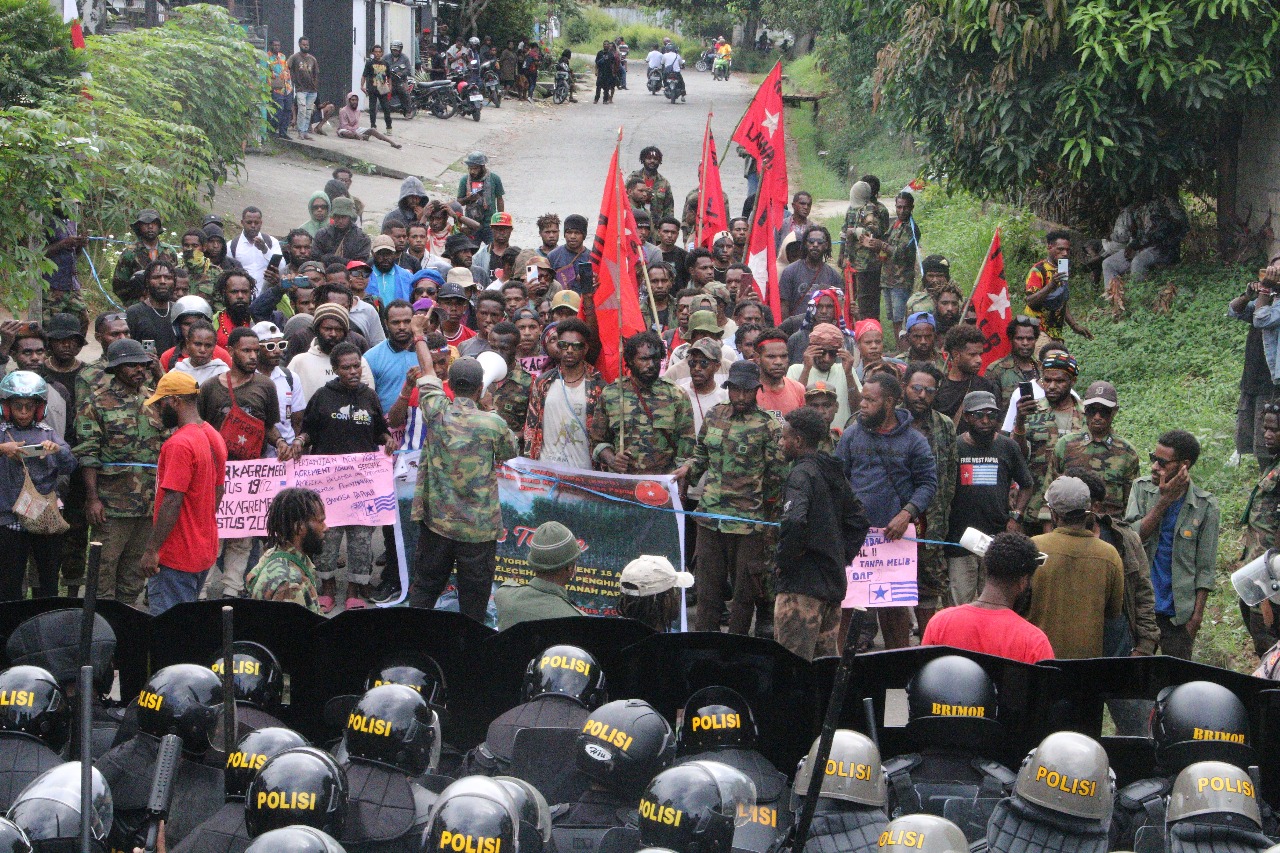 polisi-bubarkan-massa-knpb-sentani-yang-unjuk-rasa-memperingati-new-york-agreement