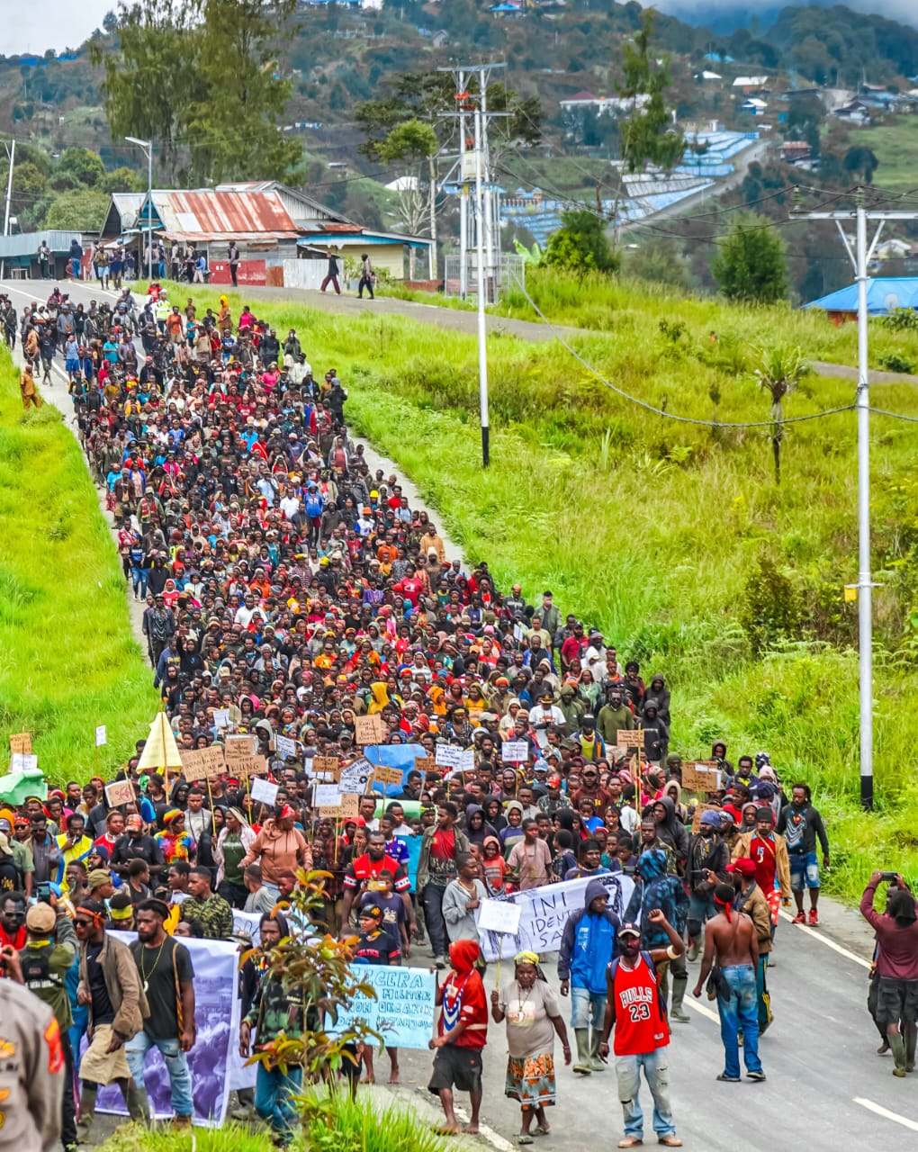 ribuan-warga-demo-di-intan-jaya-desak-prabowo-tarik-militer-non-organik-di-papua