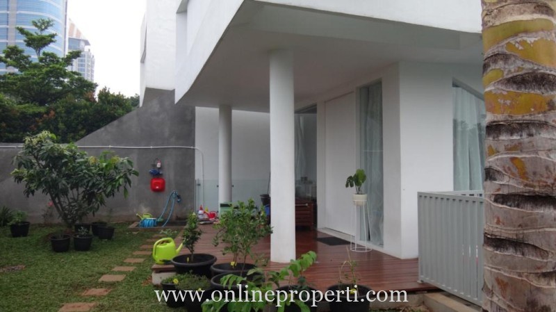 Dijual Rumah Tingkat di Jalan Jeruk Purut Raya, Jakarta Selatan AG1193