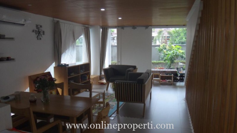 Dijual Rumah Tingkat di Jalan Jeruk Purut Raya, Jakarta Selatan AG1193