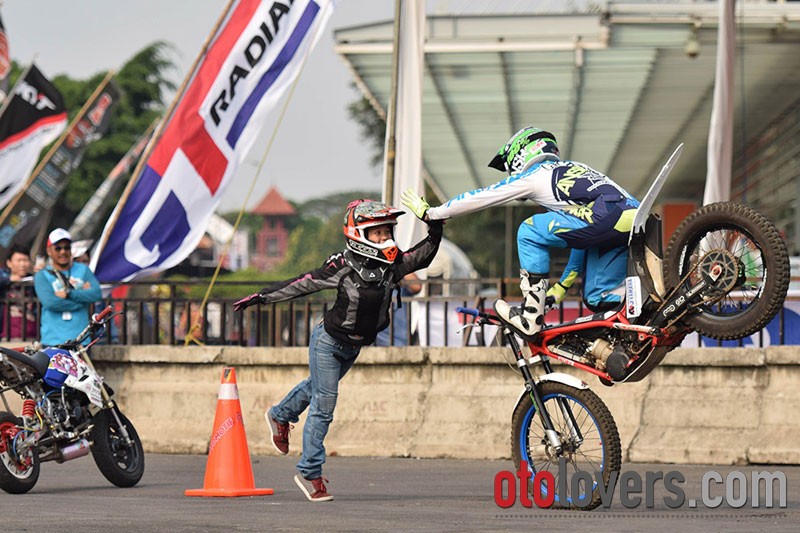 iims-2015-bagi-bagi-helm-dan-pulsa-100k-tiap-hari