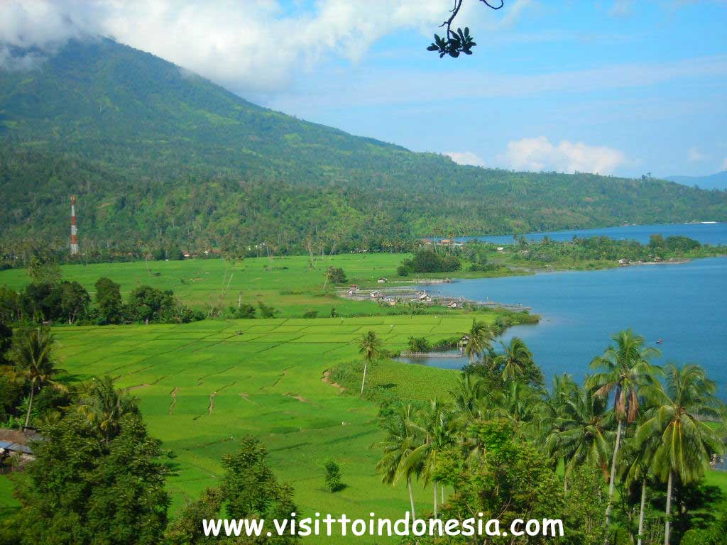 Kesejukan Danau Ranau di Kaki Gunung Seminung