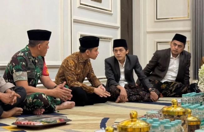 gibran-silaturahmi-ke-gus-iqdam-kolaborasi-pesantren-utk-generasi-muda