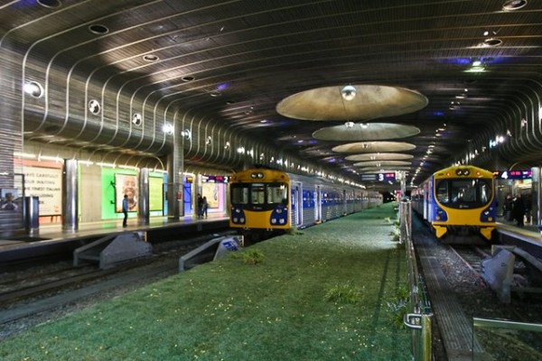 Melihat indahnya pemandangan di stasiun dan jalur kereta hijau