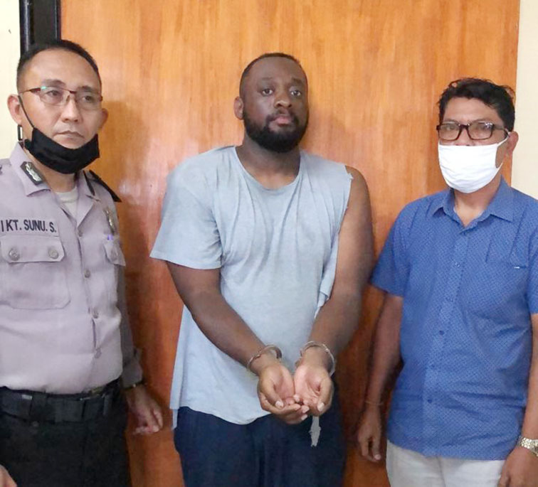 curi-emas-bule-amerika-dihajar-massa-di-indonesia