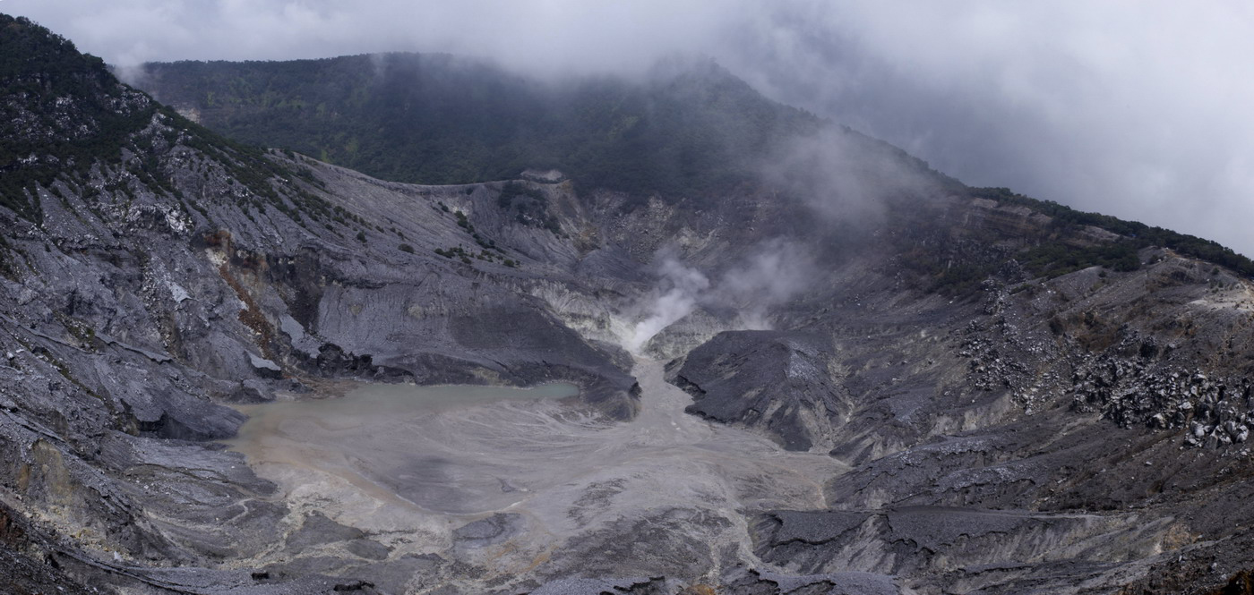 5 Daftar Kawah Gunung di Indonesia yang Eksotik