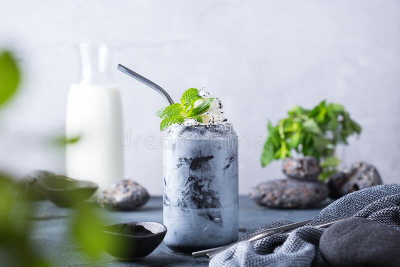 legitnya-nggak-asal-ya-3-kreasi-minuman-charcoal