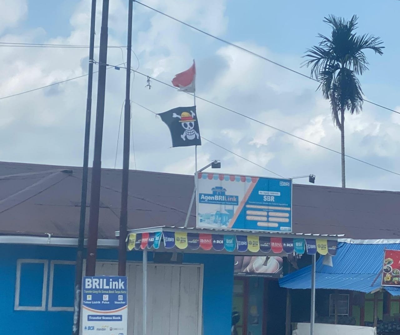 bendera-one-piece-mulai-muncul-di-lamandau-berkibar-di-bawah-merah-putih