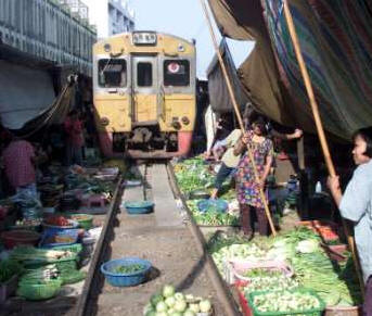 Maeklong Market , Thailand : Pasar paling berbahaya didunia