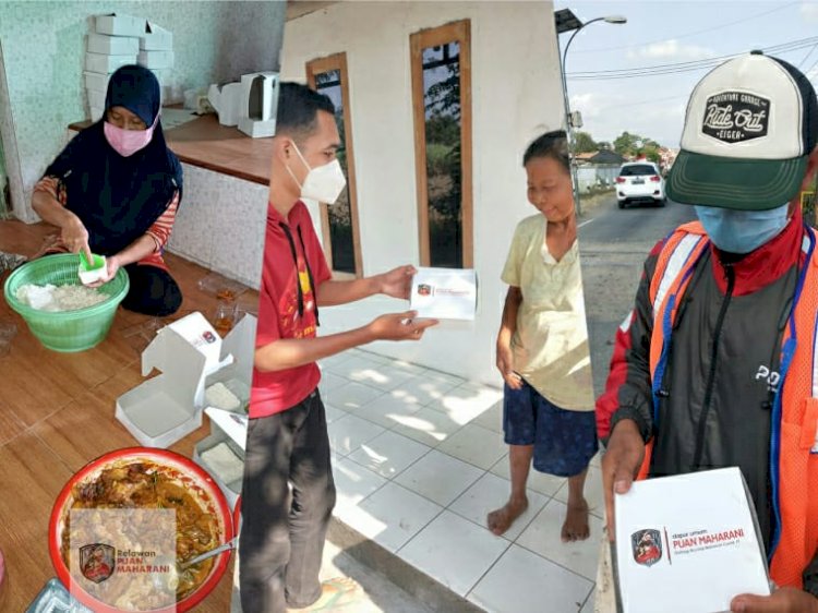 Dapur Umur Relawan Puan Bagikan Ribuan Nasi Kotak ke Warga di Jatim