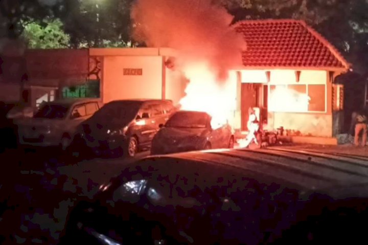 Anarkis di Semarang Meluas, Massa Buat Kekacauan dan Bakar Beberapa Mobi