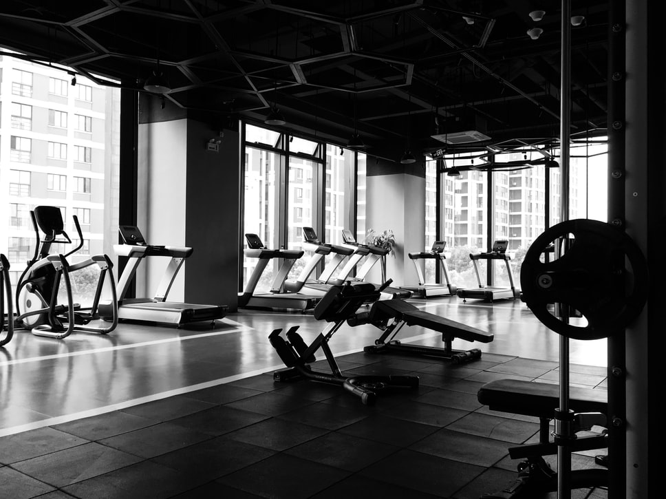 Lebih Baik Gym atau Workout di Rumah? Simak Penjelasannya di Sini