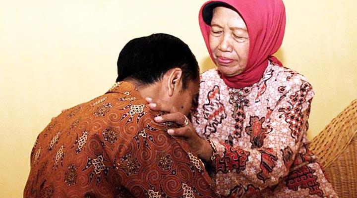 &#91;PIC&#93; Tampilan Ibunda Jokowi yg Berjilab &amp; Mantunya yg Tak Berjilbab Saat Pelantikan