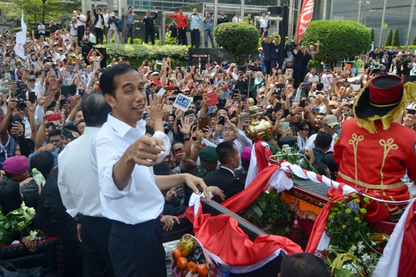 &#91;PIC&#93; Foto Perbandingan Soekarno &amp; Jokowi, Saat Begitu Dekatnya dlm Menyapa Rakyatnya