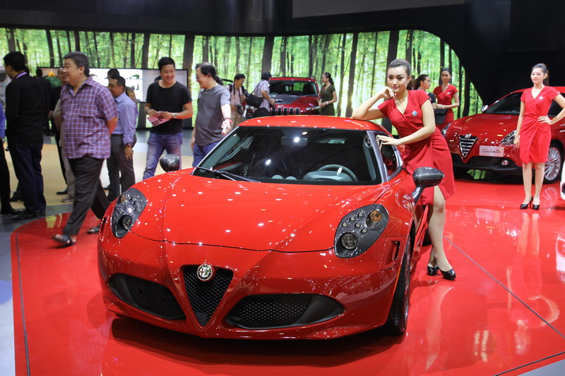 FOTO: Pesona SPG Sexy IIMS 2014 (Indonesia International Motor Show)