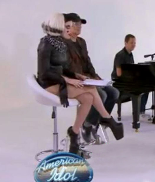 Astaga, Lady Gaga Pakai Sepatu Bentuk Mr P - Part 1