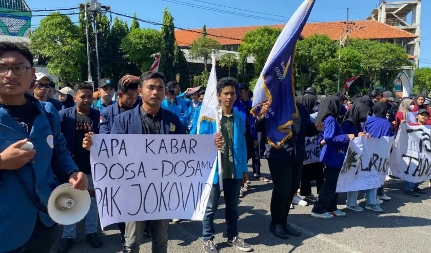 mahasiswa-dan-masyarakat-gelar-aksi-dasa-dosa-jokowi-di-dprd-jatim