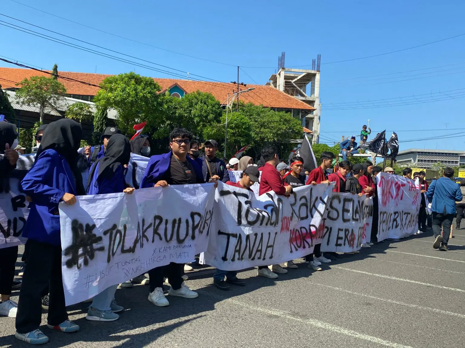 Mahasiswa dan Masyarakat Gelar Aksi “Dasa Dosa Jokowi” di DPRD Jatim