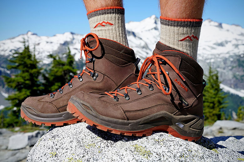 Boots atau Sneakers yang Bagus Buat Daki Gunung?
