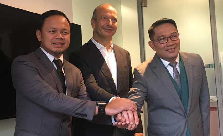 Diplomasi Batik-Teh ala Ridwan Kamil Gaet Investor Inggris-Swedia