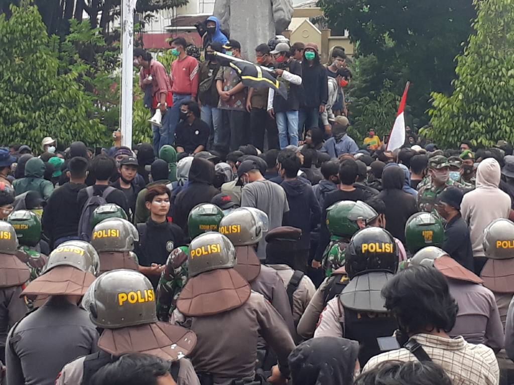 ICW Duga Polri Belanja Rp 408 M untuk Antisipasi Demo Omnibus Law