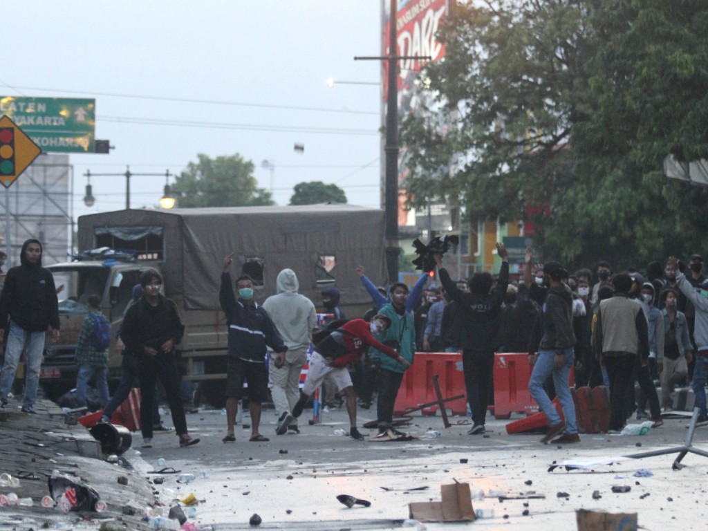 ICW Duga Polri Belanja Rp 408 M untuk Antisipasi Demo Omnibus Law