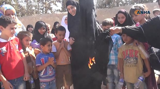 Bebas dari ISIS, Rakyat Manbij Lepas Burka &amp; Cukur Jenggot