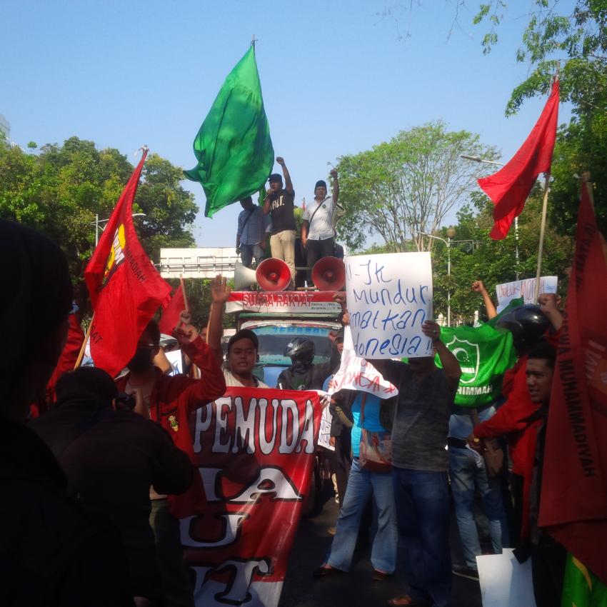 Serbu Istana, Ratusan Mahasiswa Tuntut Jokowi-JK Mundur