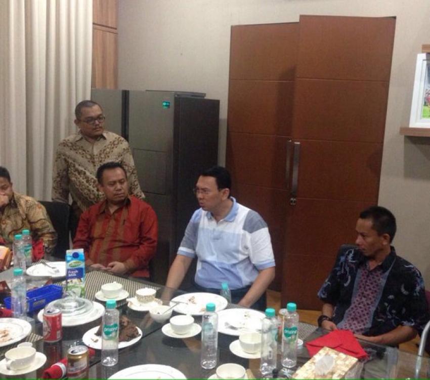 Waduh, Ahok Ketahuan Ngebir Berjamaah Sama Pendukungnya