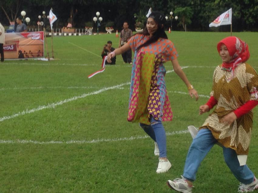 Ketika Aura Kasih Main Bola Pakai Daster di DPR