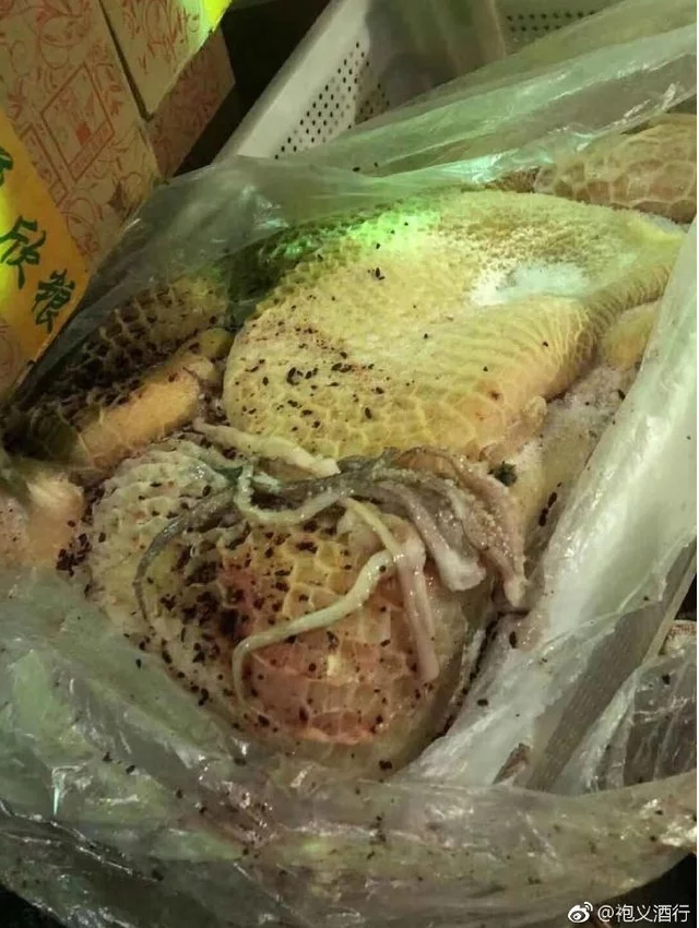 Chinese parents clash with police over claims Chengdu school served kids mouldy food