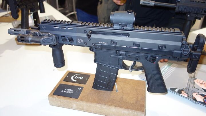 Senjata Baru Buatan Swiss B&amp;T APC-556 PDW