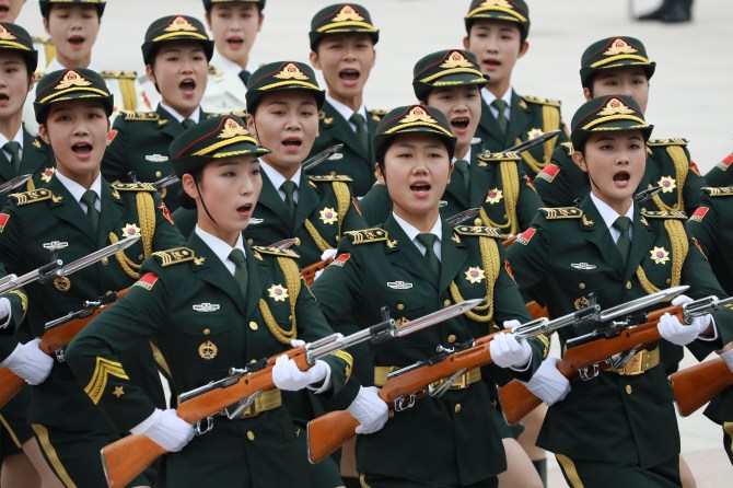 Wanita 'Semi-Naked' di Dalam Lemari Teknisi Royal Navy, Diduga Sebagai Chinese Spy ?