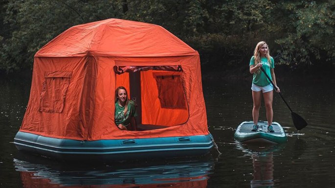 Bosen Kemah Di Gunung? Tenda Ini Bisa Bikin Kamu Kemah Di Danau Atau Sungai Loh