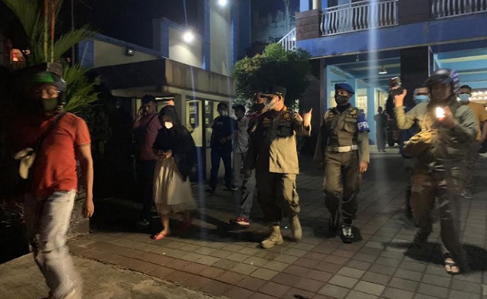 ramadhan-tiga-pria-dan-empat-perempuan-diamankan-satpol-pp-padang