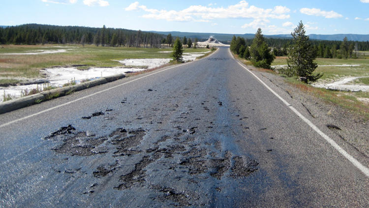 Yellowstone Supervolcano mencairkan aspal jalan