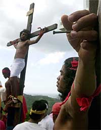 **Ritual Penyaliban Massal Di Filipina (no sara)**