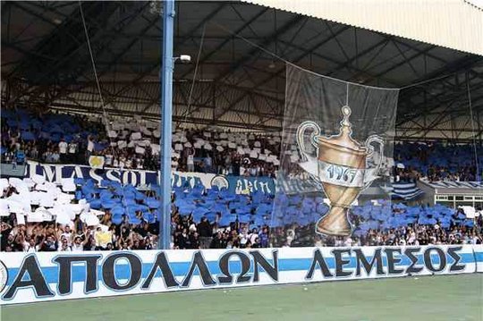 Koreo Kertas dan Kibaran Giant Flag Supporter Dunia