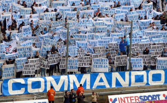 Koreo Kertas dan Kibaran Giant Flag Supporter Dunia