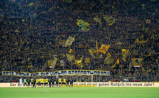 Koreo Kertas dan Kibaran Giant Flag Supporter Dunia