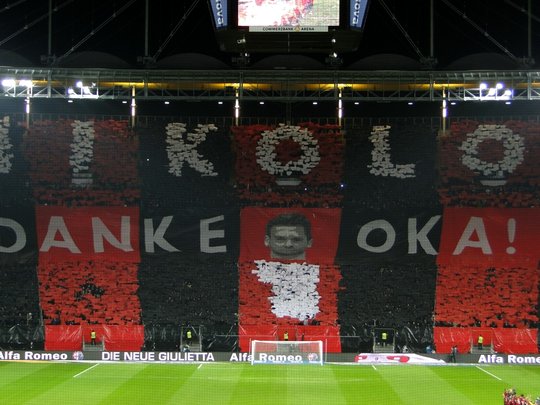 Koreo Kertas dan Kibaran Giant Flag Supporter Dunia