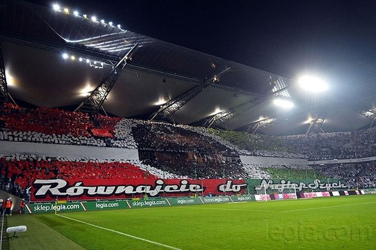 Koreo Kertas dan Kibaran Giant Flag Supporter Dunia