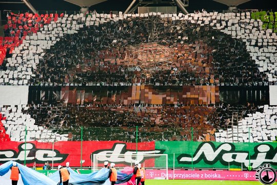 Koreo Kertas dan Kibaran Giant Flag Supporter Dunia