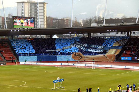 Koreo Kertas dan Kibaran Giant Flag Supporter Dunia