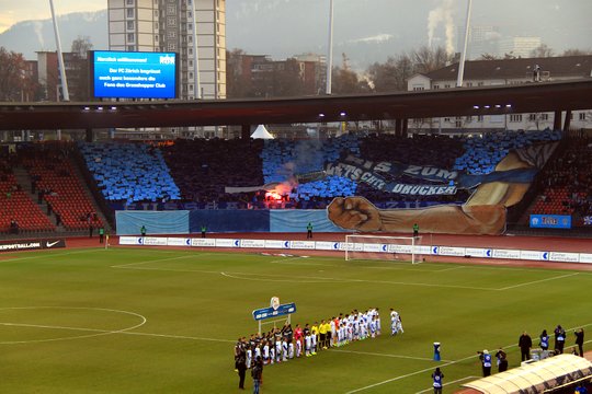 Koreo Kertas dan Kibaran Giant Flag Supporter Dunia