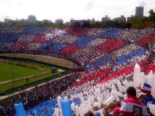 Koreo Kertas dan Kibaran Giant Flag Supporter Dunia