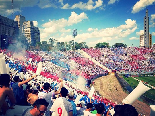 Koreo Kertas dan Kibaran Giant Flag Supporter Dunia