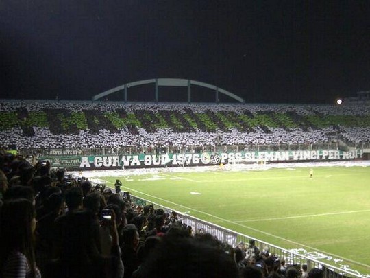 Koreo Kertas dan Kibaran Giant Flag Supporter Dunia