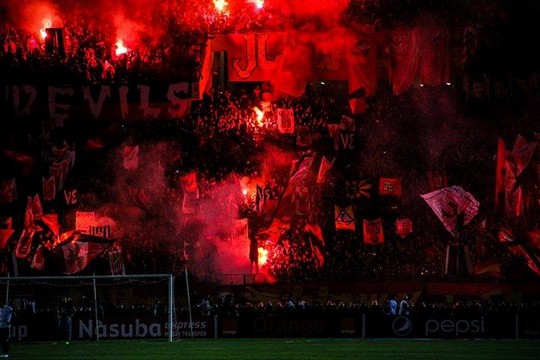 Koreo Kertas dan Kibaran Giant Flag Supporter Dunia